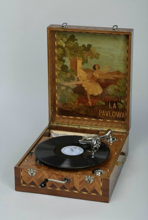 Vintage Record Player, Record Players, Vintage Objects, Vintage Records, Record Player, Dream House Decor, Pavlova, Aesthetic Room, Music Box