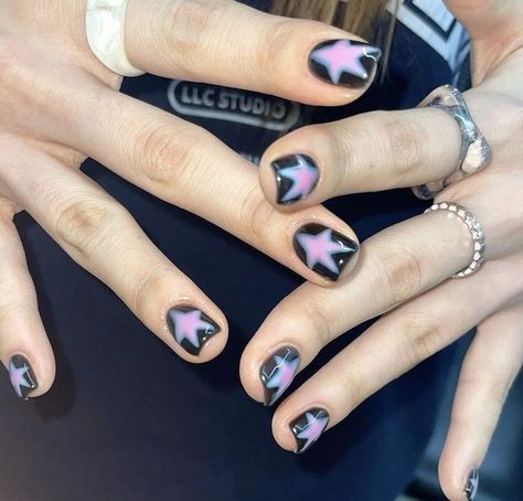 Punk Rock Nail Art, Grunge Fall Nails, Masc Lesbian Nails, Stud Nail Ideas, New Jeans Nails, Nails For Winter 2023, Y2k Nails Black, Lesbian Nails, Star Nails Acrylic