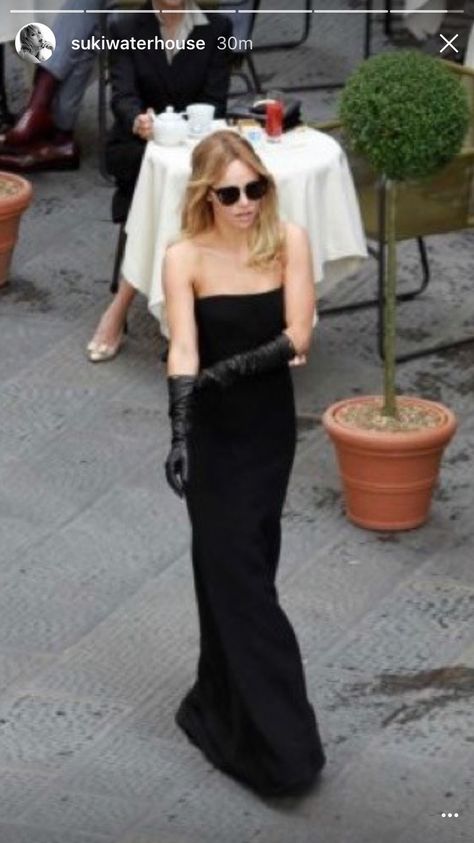 Suki Waterhouse black gown + gloves Gown Gloves, Gown With Gloves, Black Strapless Gown, Gloves Dress, Formal Jumpsuit, Opera Gloves, Suki Waterhouse, Red Carpet Ready, Black Dress Formal