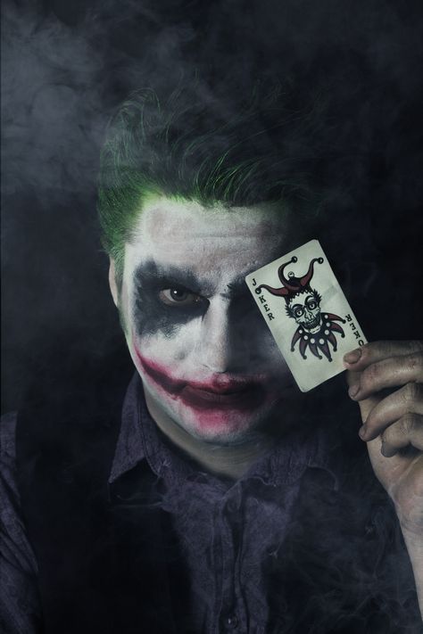 Joker Photoshoot Ideas, Joker Make Up Men, Joker Poses, Joker Photoshoot, Joker Photography, Unique Photo Shoot Ideas, Scary Joker, Joker Theme, Female Joker Cosplay