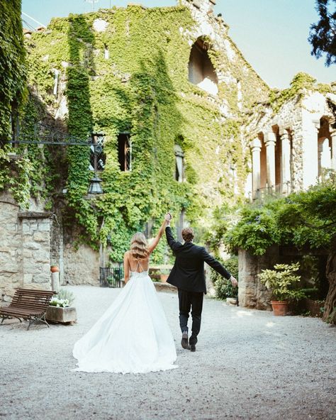 Where is the perfect destination wedding location for your dream summer or fall wedding? EUROPE OF COURSE! This Spanish wedding venue is called La Baronia and it's the dreamiest escape right outside of Barcelona! If you are looking for a cozy elopement location or a space for an intimate wedding in Europe, it's here! Tap the pin to see more of this incredible wedding venue in Spain! European Wedding Venue, Dream Wedding Locations, Small Outdoor Wedding, Destination Wedding Spain, Destination Wedding Ideas, Destination Wedding Decor, Europe Wedding, Wedding Spain, Spanish Wedding