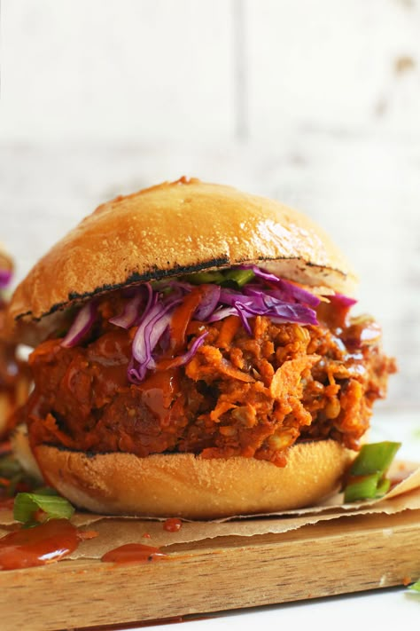 The Best Vegan ‘Pulled Pork’ Sandwich! Vegan Pulled Pork Sandwich, Vegan Pulled Pork, Lentils Recipe, Vegan Sandwich Recipes, Jackfruit Recipes, Vegan Sandwiches, Pork Sandwiches, Vegan Bbq, Pork Sandwich