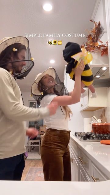 ALLISON ✿ on Instagram: "The beekeepers & their bay-BEE 🐝 #costumeideas #halloweencostume" Bee And Beekeeper Family Costume, Bee And Bee Keeper Costume, Bee Family Costume, Bee Keeper Costume, Beekeeper Costume, Vsco Fits, Bee Costume, I Love My Family, Baby Parenting