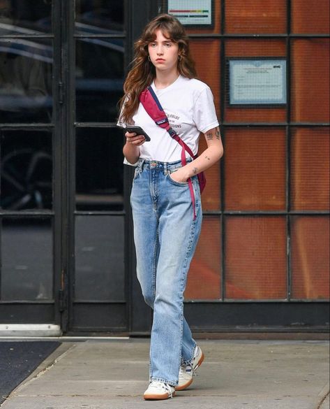 claire cottrill Clairo Outfits, Clairo Aesthetic, Clean Outfit, Claire Cottrill, Indie Bedroom, Normcore Fashion, Style Moodboard, Fall 24, Hair Fall