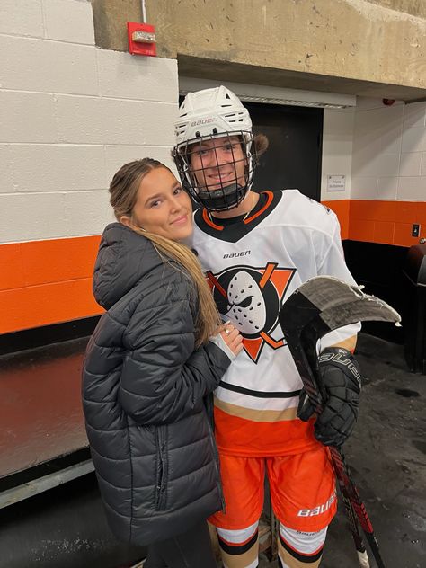 Hockey Couples, Hockey Girlfriend Aesthetic, Cute Hockey Couples, Hockey Couple, Hockey Boyfriend, Hockey Pictures Couples, Hockey Relationship Goals, Hockey Boyfriend Aesthetic, Cute Hockey Couple Pictures