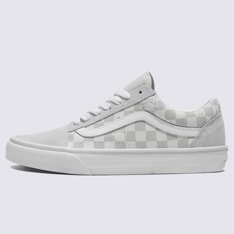 The Iconic Shoe that Brought our Sidestripe to Life: This is the Old SkoolThe Old Skool was our first footwear design to showcase the famous Vans Sidestripe—although back then, it was just a random doodle drawn by founder Paul Van Doren. Since its debut in 1977, this low-top silhouette has established itself as an icon in the skate, music, and fashion scenes. From 90s street skaters and punks to current hip hop and fashion legends, the Old Skool has consistently been the go-to shoe for creatives Aesthetic School Shoes, Vans Old Skool Checkerboard, Skater Vans, Street Skater, Vans High Tops, Foot Games, Vans Shoes Women, Gray Vans, Shoes For School