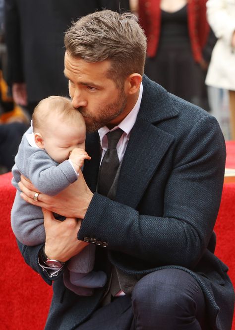 Ryan Reynolds Family, Ryan Reynolds Kids, Ryan Reynolds Deadpool, Blake Lively Ryan Reynolds, Blake And Ryan, Bump Style, Celebrity Dads, Celebrity Babies, Ryan Reynolds