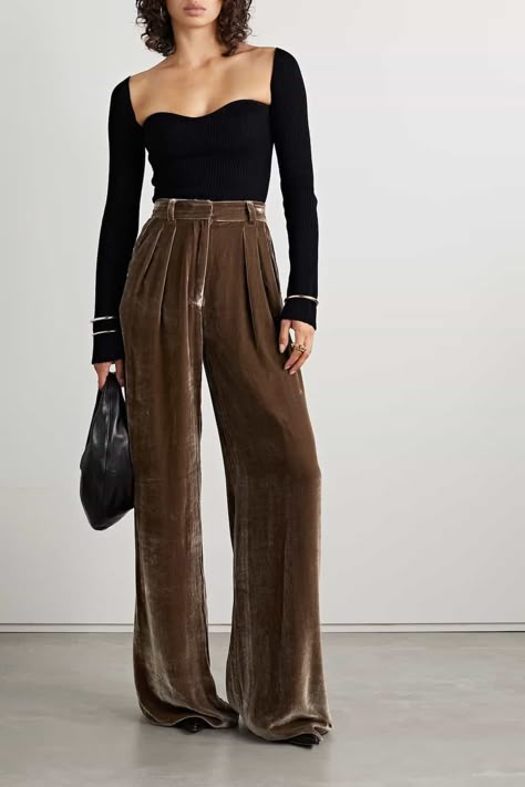 Black Velvet Pants Outfit, Velvet Leggings Outfit, Pant Outfit Ideas, Angle Foto, Velvet Pants Outfit, Finance Bro, Velvet Pant, Styling Clothes, Pants Outfit Ideas