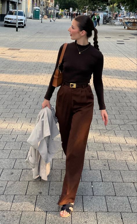 Perfect office outfit for women, business outfit, work outfit, elegant casual inspo Inspiration Business Casual Outfits Brown Pants, Vintage Slacks Outfit, Brown Pants Office Outfit, Slacks Outfit Dressy, Brown Slacks Outfit Women Business, Slacks Women Outfit, 90s Office Outfit, Womens Slacks Outfits Business, Brown Pants Work Outfit