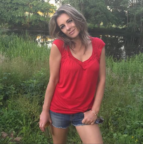 Lovely Liz poses near a pond by her home Elizabeth Jane, Hugh Grant, Elizabeth Hurley, A Pond, British Actresses, Instagram Summer, Tank Top Fashion, Celebrity Style, Actresses