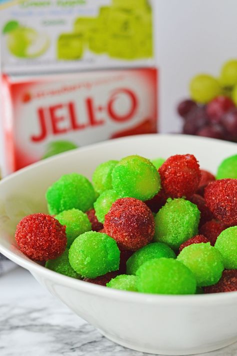 These frozen grapes with hello are the perfect easy and fun treat that the whole family will love. Fresh grapes are coated in sweet and fruity Jello powder and placed in the freezer to turn an ordinary fruit into a tasty frozen dessert! Frosted Grapes Recipe, Sugar Grapes, Frozen Grapes Recipe, Green Grapes Recipes, Grape Appetizers, Sour Patch Grapes, Grape Snacks, Jello Flavors, Sugared Grapes