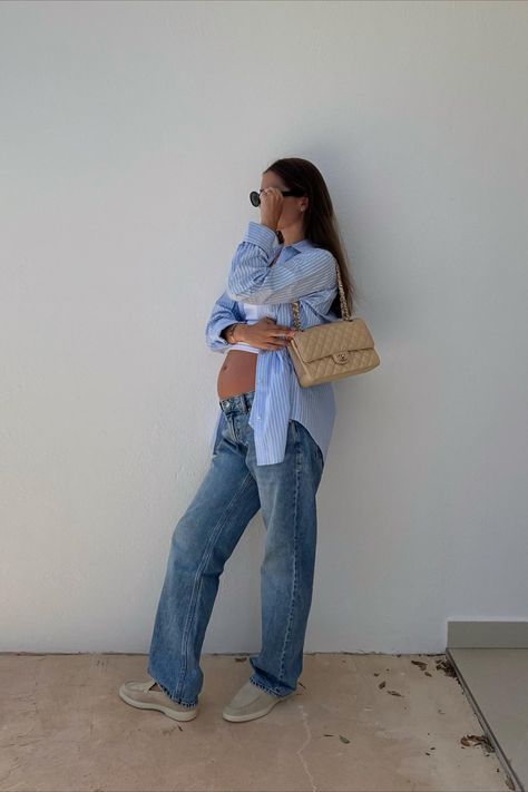 Pregnant and feeling uninspired by boring maternity clothes? Try this button-down and jeans combo! Pregnant Jeans Outfit, Maternity Jeans Outfit, Chic Pregnancy Style, Wide Leg Maternity Jeans, Pregnancy Outfits Casual, Outfit Wide Leg, Maria Kragmann, Pregnacy Fashion, Classy Old Money