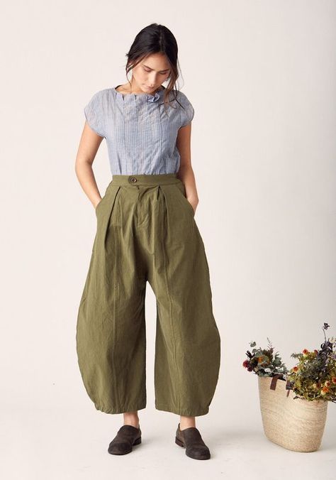 Well helpful seller well packed and original product. I recommend the purchase of the product. I nominate for others. Arthur Pants, Sew Liberated, Japanese Pants, Balloon Pants, Pants Sewing Pattern, Womens Sewing Patterns, Sewing Blogs, Patterned Sheets, French Seam