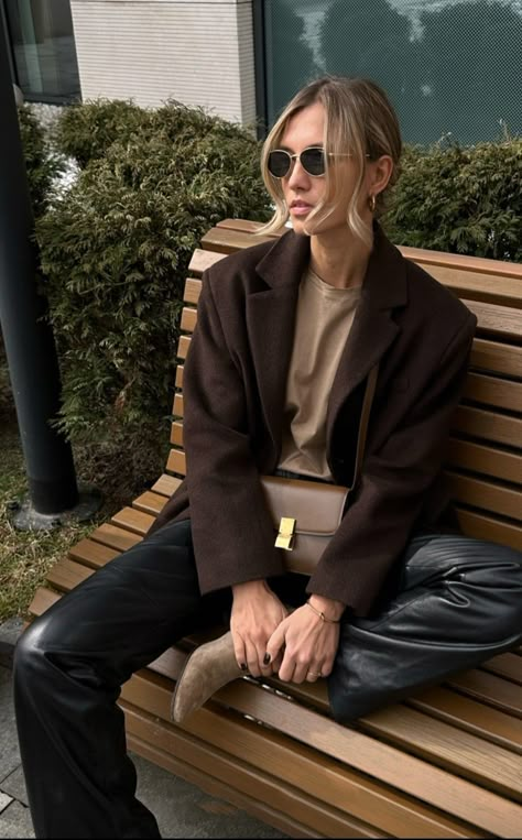 Brown Trainers Outfit, Brown Coat Outfit, Brown Blazer Outfit, Minimalism Clothes, Brown Boots Outfit, Trainers Outfit, Trendy Fall Fashion, Outfit Brown, Jacket Outfit Women