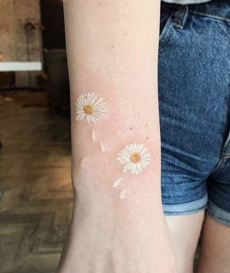 Best White Tattoo ideas (Softest and Prettiest!) Botanisches Tattoo, Tattoo Fairy, White Ink Tattoo, Daisy Tattoo, Tattoos Geometric, Tiny Tattoo, Dainty Tattoos, Aesthetic Tattoo, White Tattoo