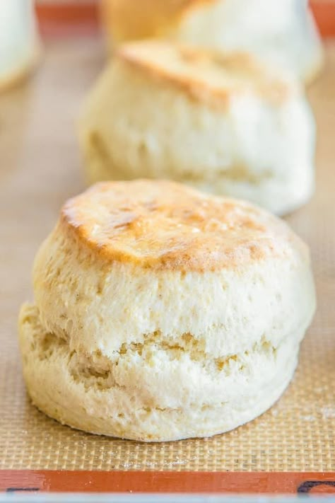 English Style Scones #scones #scone #baking #recipe #easy Tea Scones Recipe, Afternoon Tea Scones, Bisquick Biscuits, British Scones, Best Scone Recipe, Easy Homemade Biscuits, English Scones, Tea Scones, Easy Teas