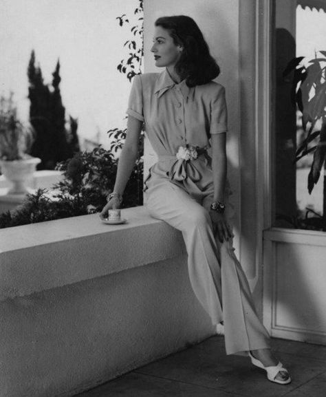 Lost In History on Twitter: "Ava Gardner with her morning coffee..(Harper`s Bazaar shoot by John Engstead)… " 1950s Actresses, Ava Gardener, Robert Taylor, Ava Gardner, 40s Fashion, Harper’s Bazaar, Hollywood Glam, Old Hollywood Glamour, 1940s Fashion