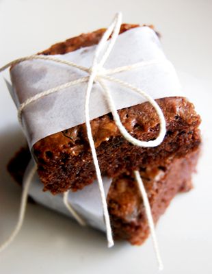 Cute way to serve brownies Brownies Serving Ideas, How To Serve Brownies, Brownies Packaging Ideas Diy, Brownie Packaging Ideas, Special Brownies, Brownies Decorados, Brownie Packaging, Bake Sale Packaging, Baking Packaging