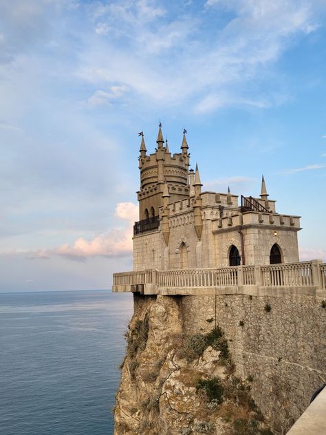 #aesthetic #nature #эстетика #calmness #palace #castle #sea #sky #fabulous #fabulouspalace #architecture #breakage #cliff Cliffside Castle, Cliff Castle, Castle On The Beach, Cliff Palace, Castle By The Sea, Sea Castle, Twilight Forest, Castle Beach, Cliff Wedding