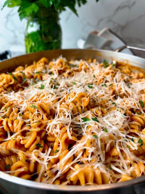 Tricolor Rotini Recipes, Chickpea Rotini Recipes, Tri Color Rotini Pasta Recipes Dinner, Creamy Rotini Pasta Recipes, Garden Rotini Recipes, Easy Rotini Pasta Recipes, Pasta Recipes Rotini, Tri Color Rotini Pasta Recipes, Radiatore Pasta Recipes