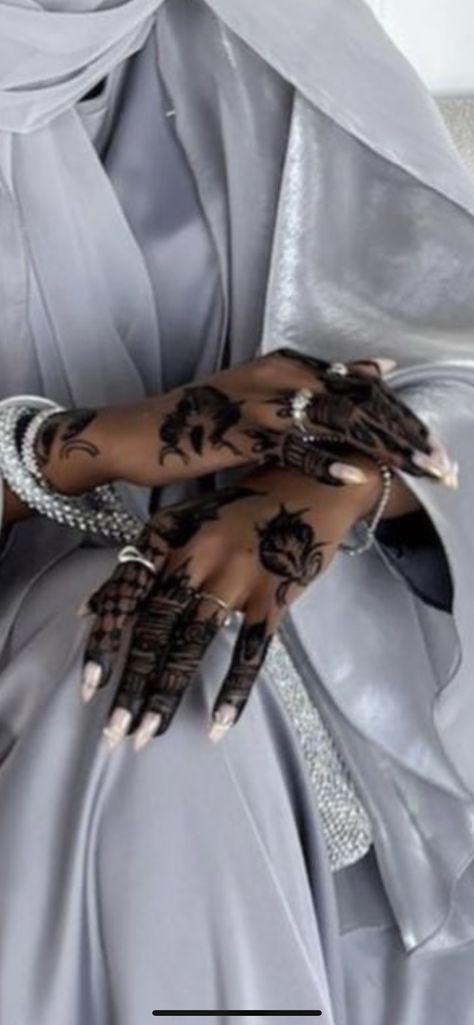 African Henna, Cultural Clothes, Henna Inspo, Pretty Henna, Henna Tattoo Hand, Pretty Henna Designs, Tattoo Hand, Mehndi Art, Henna Mehndi