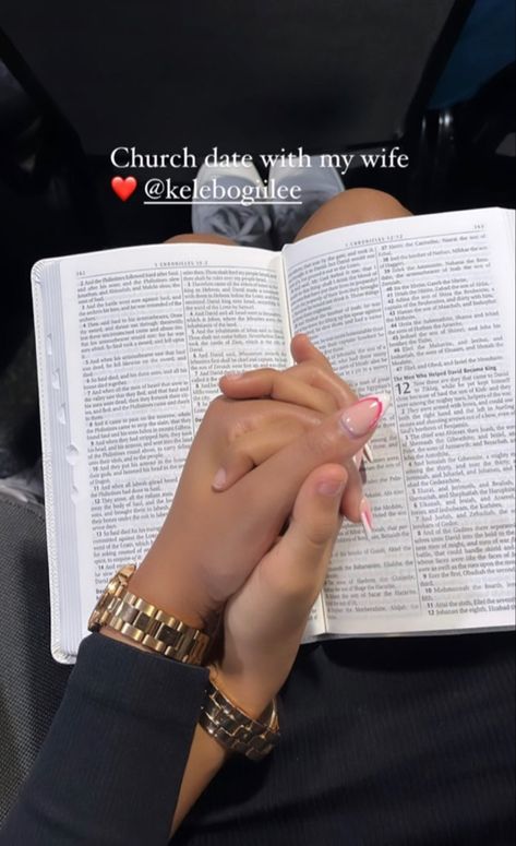 Black Love Praying Together, Bible Reading With Boyfriend, My Future Husband Pictures, Relationship With God Aethstetic, Couples Reading The Bible Together, God Based Relationship, Black Couple Praying Together, Couple Activities Aesthetic Ideas, Couple Bible Study Aesthetic