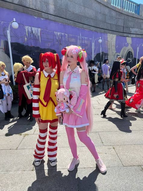 Sakura Miku McDonald's Hatsune Miku cosplay anime fest vocaloid cute anime Miku Concert Outfit, Strawberry Miku Cosplay, Duo Cosplay Ideas, Sakura Miku Cosplay, Matching Cosplay, Short Hairstyle Women Black, Sanrio Cosplay, Short Hairstyle Women Fine Hair, Thick Hair Short Hairstyles