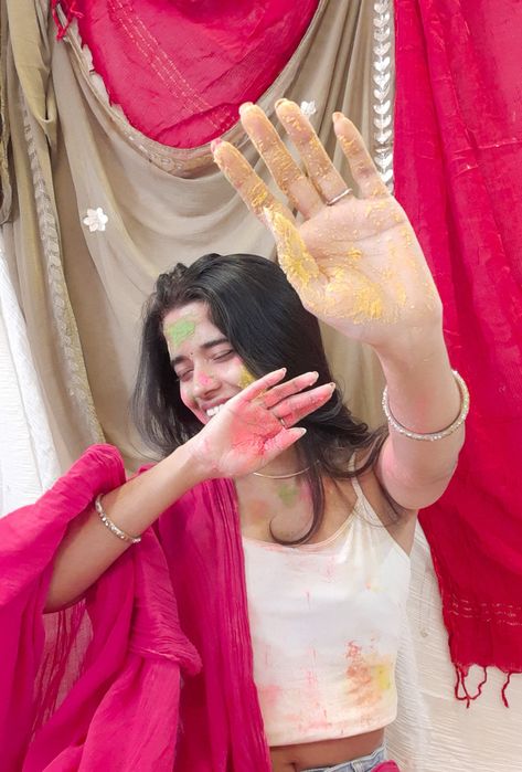 Self portrait photoshoot ideas for holi Holi Poses Picture Ideas, Poses For Holi Pictures, Holi Pose Ideas, Holi Poses In Saree, Holi Photoshoot Ideas For Women, Holi Photoshoot Ideas In Saree, Holi Portrait Ideas, Holi Photoshoot Ideas, Holi Self Portrait