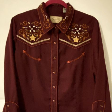 Beautifully Embellished Women’s Retro Western Shirt. Purchased As A Horse Show Shirt But Never Worn. No Rips, Stains Or Tears. From A Smoke Free Home. Photo Of The Embellishment Is Closest To True Color. Vintage Western Clothes, Marauders Clothes, Retro Western Fashion, Cowboy Top, Western Shirts For Women, Cowboy Clothes, Masc Outfit, Vintage Western Shirt, Character Wardrobe