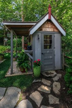 Contemporary Greenhouses, Rustic Shed, Shed Landscaping, Backyard Guest Houses, Shed Ideas, Greenhouse Shed, Backyard Buildings, Cozy Backyard, Garden Storage Shed