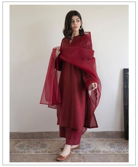 DYOT (@dyot.pk) • Instagram photos and videos Oasis Bedroom, Simple Dress Casual, Trendy Outfits Indian, Simple Kurti Designs, Desi Fashion Casual, Pakistani Fancy Dresses, Pakistani Dresses Casual, Beautiful Pakistani Dresses, Salwar Kamiz