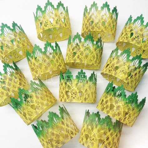 freshly stocked pineapple crowns ✨ Pinapple Party, Hawaiian Headband, Pineapple Ideas, Pineapple Crown, Twotti Fruity, 1st Birthday Crown, Hawaii Themed Party, Primary Activity, Hawaii Theme