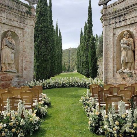 Italian Wedding Aisle, Classy Traditional Wedding, Classy Outside Wedding, Wedding Aisle Aesthetic, Old Money Wedding Venue Ideas, Wedding Aisle Outside, Manifest Wedding, Estate Wedding Venues, Outdoor Wedding Aisle