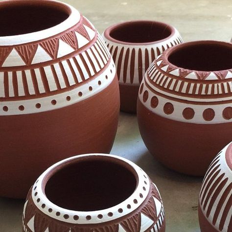 Creative Plant Pots Diy, Clay Pot Art Design, Varli Painting Art On Pot, Paint On Pot, Pottery Designs Ideas Creative, Painting On Clay Pots, Ceramic Pot Painting, Matki Painting, Painting On Pot