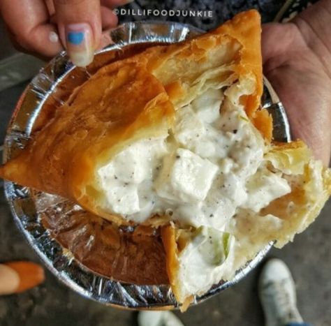 Malai paneer samosa Paneer Samosa, Samosa, Fried Food, Paneer, Food Pictures, Indian Food Recipes, Street Food, Amazing Photography, Food Blogger