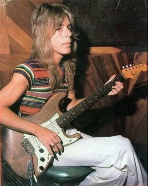 The only pic I've ever seen of Randy Rhoads with a Strat. Randy Rhodes, Fender Strat, Best Guitarist, Easy Guitar, Guitar Tips, Guitar Hero, Ozzy Osbourne, Music Guitar, Fender Stratocaster