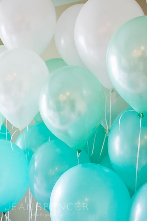 Tiffany's blue ombre balloons | See the full shoot on http://www.jeanspencerphoto.com/blog/..... photography by Jean Spencer Color Calipso, Tiffany Birthday, Tiffany Theme, Deco Ballon, Tiffany Party, Tiffany Blue Wedding, Birthday Party Photography, Blue Party, Wedding Balloons