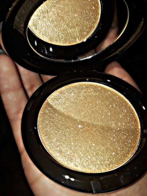 Mac Dazzel Gold Highlighter💖 Makeup Products Highlighters, Gold Highlighter Makeup, Highlighter Aesthetic, Skin Highlighter, Gold Highlighter, Gold Highlight, Gold Skin, Bday Gifts, Gold Eyeshadow