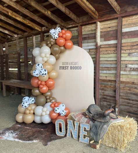 Rodeo Theme Balloon Garland, First Rodeo Food Table, My First Rodeo Backdrop, Its Not My First Rodeo Its My Second, 1st Rodeo Birthday Cake, My 1st Rodeo Birthday Party, Rodeo Birthday Party, First Birthday Theme Boy, 1st Birthday Board