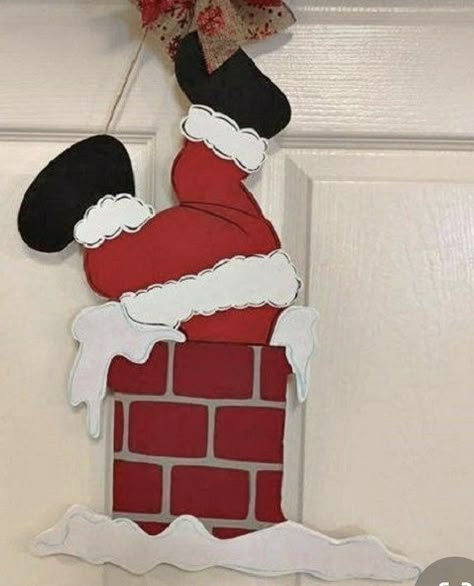 Santa In Chimney, Tree Decorating Tips, Hanger Christmas Tree, Christmas Tree Decorating Tips, Christmas Tree Decorating, Christmas Door Hanger, Christmas Wood Crafts, Christmas Yard, Tree Decorating