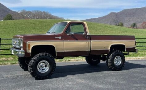 Remember The Fall Guy TV show? While this 1977 Chevrolet C/K is not a replica of the GMC original, does it bring back memories of TV in the eighties? Old Square Body Chevy, Super Swamper Tires, Fall Guy Truck, Bagged Square Body Chevy, Gmc 4x4, 1978 Square Body Chevy, C10 Chevy Truck 67-72, 1980 Square Body Chevy, Single Cab Trucks