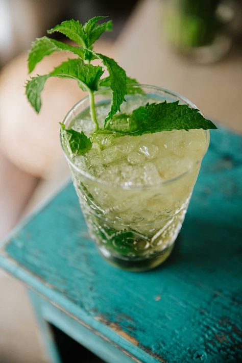 No longer just for cold-weather sipping, bourbon gets a refreshing, summery makeover in this Classic Mint Julep Recipe. Made with just four ingredients in all of five minutes, this minty cocktail wins the Triple Crown for bubbly effervescence, rich flavor, and timeless elegance. While they're traditionally made for the Kentucky Derby in May, hubby and I like to sip on these tasty mint drinks all summer long. Minty Cocktail, Mint Drinks, Bueno Recipes, Julep Recipe, Mint Julep Recipe, Easy Herbs To Grow, Girly Drinks, Mint Drink, Mint Garden