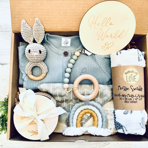 New baby boy gift box. This box includes: personalized romper, muslin blanket, soft bib, rainbow teether, bunny rattle, and wood monthly milestones. Neutral Gift Basket Ideas, Gender Neutral Gift Basket, Baby Boy Gift Baskets, Newborn Baby Boy Gifts, Newborn Gift Boxes, Personalized Baby Boy Gifts, Baby Shower Gift Box, Idee Babyshower, Neutral Baby Gifts