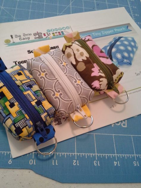 A Quilter's Mission: A few fun teeny tiny gems!  Made from the Teeny Tiny Zipper Pouch pattern Zipper Pouch Pattern, Easy Zipper Pouch, Diy Purses, Travel Sewing, Sewing Projects Free, Rag Quilts, June Bug, Zipper Pouch Tutorial, Scrap Busters