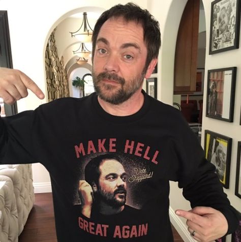 “Supernatural” star Mark Sheppard is going back to hell, his character Crowley… Crowley Spn, Crowley Supernatural, Supernatural Star, Sherlock Holmes Benedict Cumberbatch, Watson Sherlock, Supernatural Gifs, Sherlock Quotes, Supernatural Wallpaper, Mark Sheppard