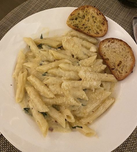 White Pasta Aesthetic, Cute Pasta Aesthetic, Creamy Pasta Aesthetic, Alfredo Pasta Aesthetic, Pasta Astethic, Pasta And Garlic Bread, Pasta Pictures, Cheesy Noodles, Aesthetic Pasta