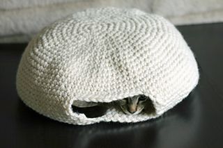 Ravelry: Moipouf's Muffin Oven Crochet Cat Cave Pattern, Cat Cave Pattern, Diy Crochet Cat Bed, Crochet Cat Cave, Cat Bed Pattern, Crochet Kitty, Crochet Cat Bed, Cat Cave, Lion Brand