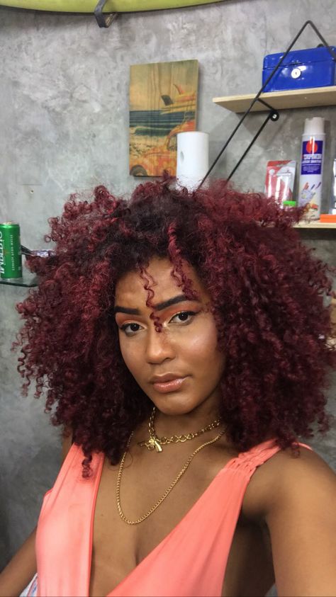 Red Coily Hair, Burgundy Highlights On Dark Hair Curly, Red Hair Ends, Afro 4c Hairstyles, Curly Women, Highlight Ideas, Auburn Highlights, Dyed Curly Hair, Wine Hair