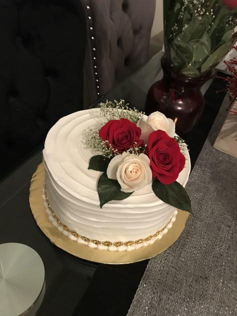 White Cake With Red Roses Single Tier, Anniversary Small Cake Ideas, Birthday Cake With Roses Flowers, Anniversary Cake Flowers, Fresh Rose Cake, Fresh Flower Cake Design, Anniversary Cake Decorating Ideas, Real Flower Cake Design, Anniversary Simple Cake