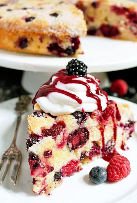 Berry Deserts, Fresh Berry Cake, Berry Dressing, Berry Cream Cake, Fresh Berries Cake, Summertime Desserts, Berry Cake Recipe, Good Cakes, Cream Cake Recipe